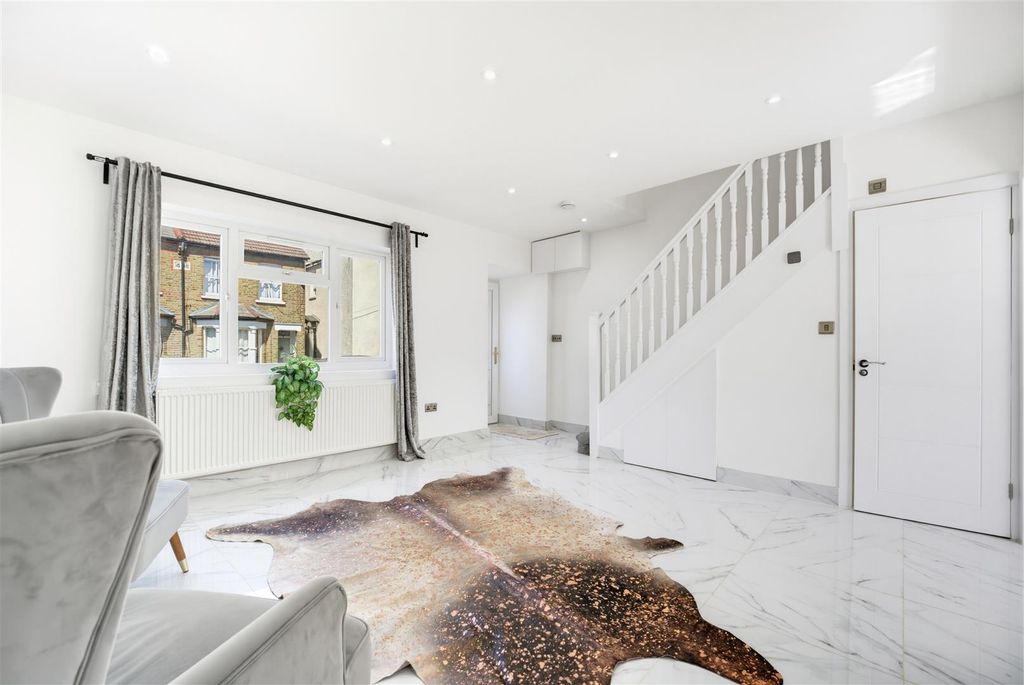Property photo 2 of 16 32 Bishops Stairs.Jpg