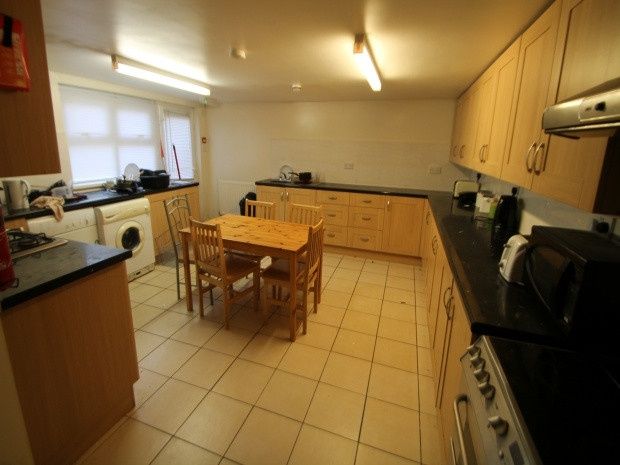 Property photo 3 of 7 Spacious, Well-Equipped Communal Kitchen With Ampl...