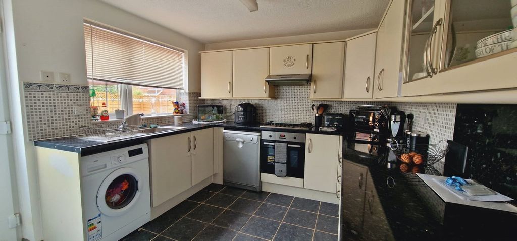 Property photo 3 of 8 Kitchen