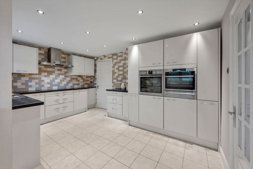 Property photo 2 of 36