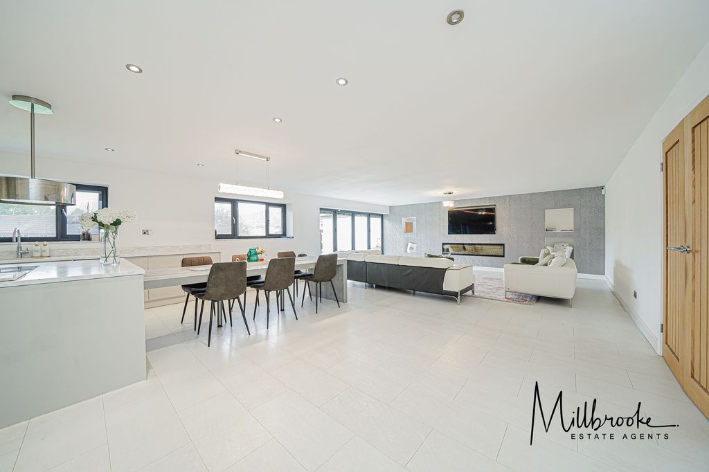 Property photo 2 of 35