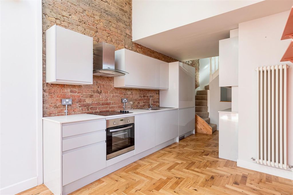 Property photo 3 of 20 Huxley Road, E10
