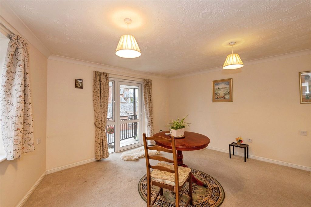 Property photo 3 of 10 Lounge