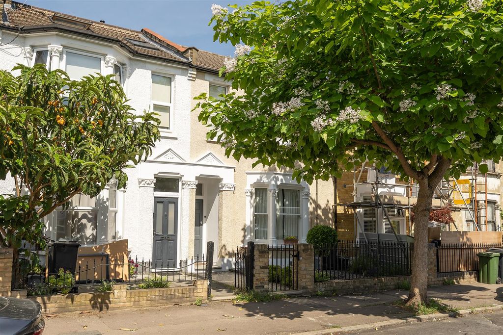 Property photo 1 of 17 Gordon Road, E11