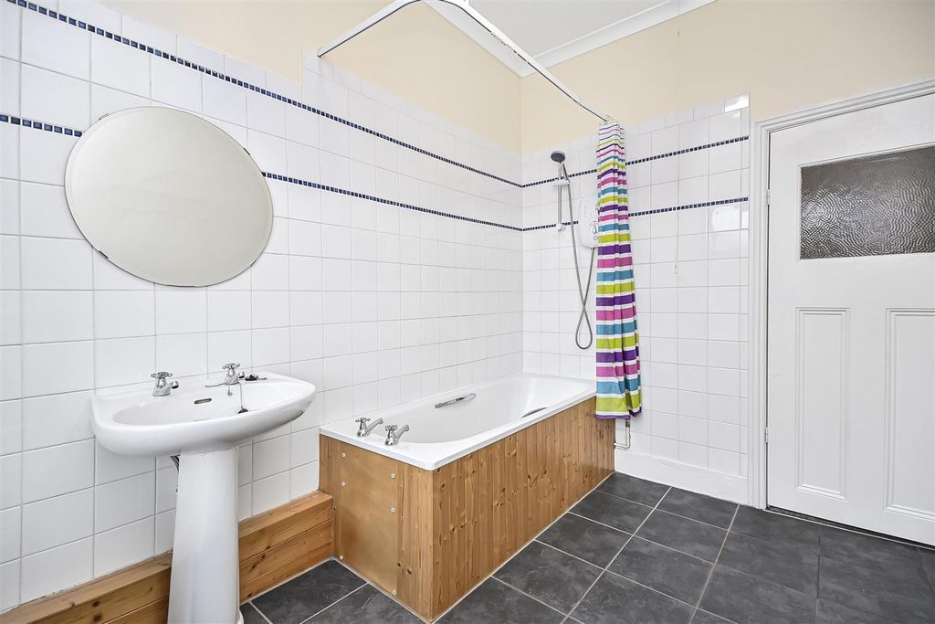 Property photo 2 of 31 54 Bedford Square Bathroom (2).Jpg