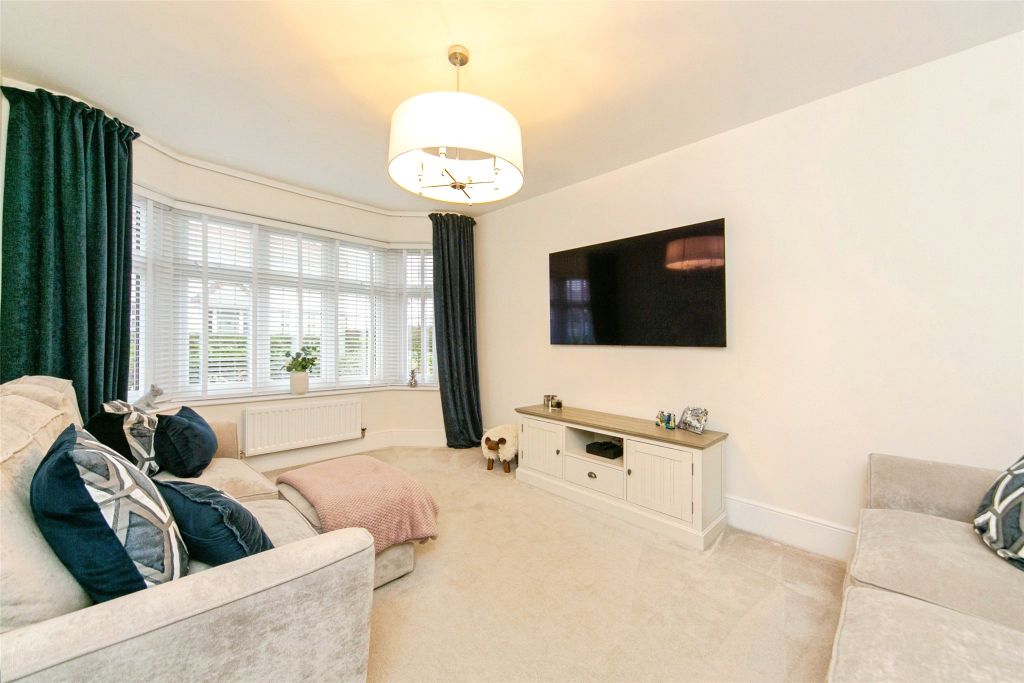 Property photo 3 of 17 Living Room