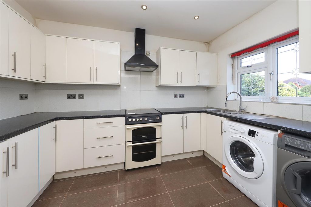 Property photo 3 of 11 Kitchen