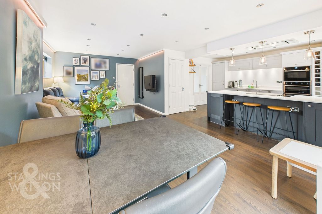 Property photo 2 of 23