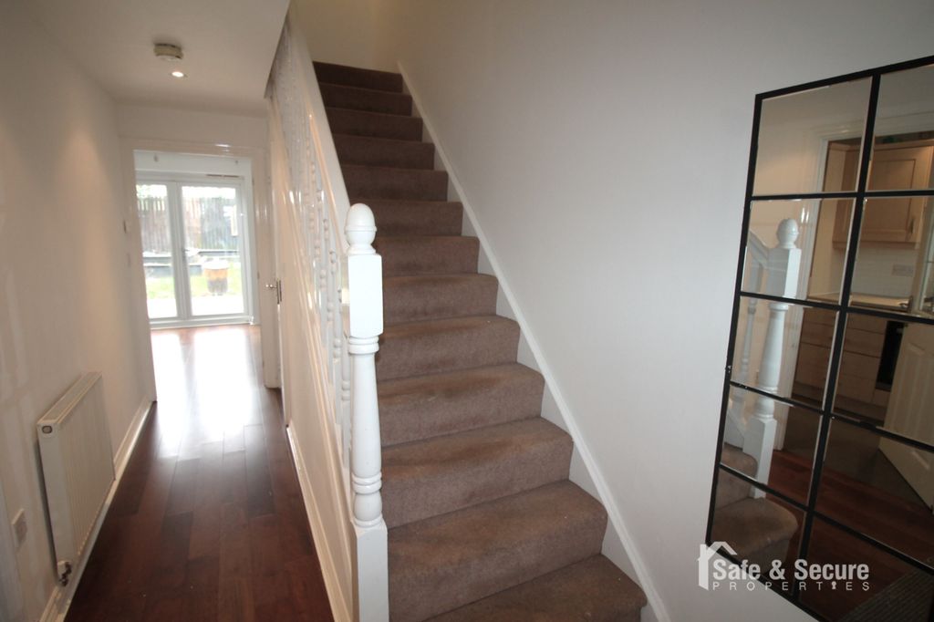 Property photo 2 of 11 Hallway