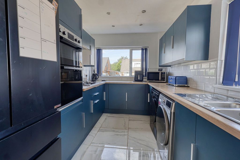 Property photo 3 of 18 Kitchen