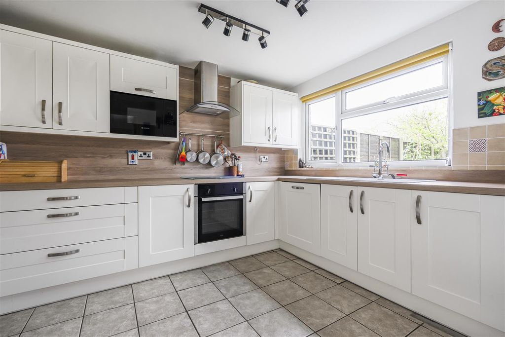 Property photo 3 of 17 Kitchen