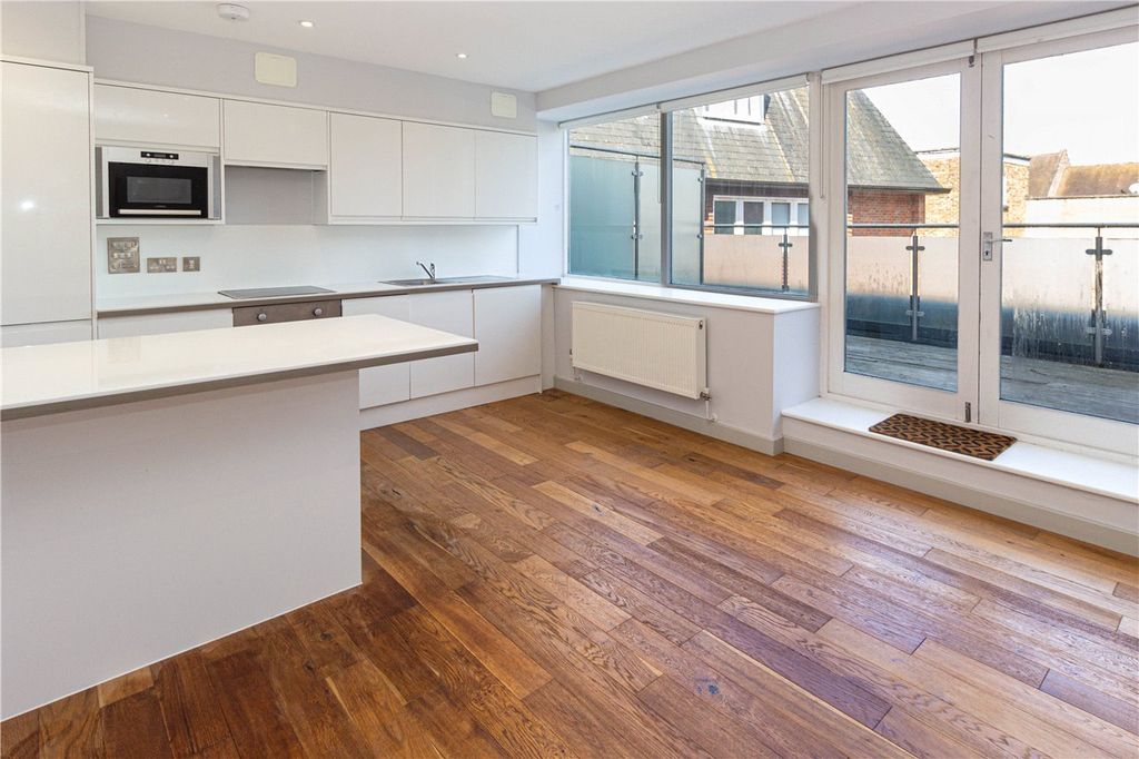 Property photo 2 of 8 Lounge/Kitchen