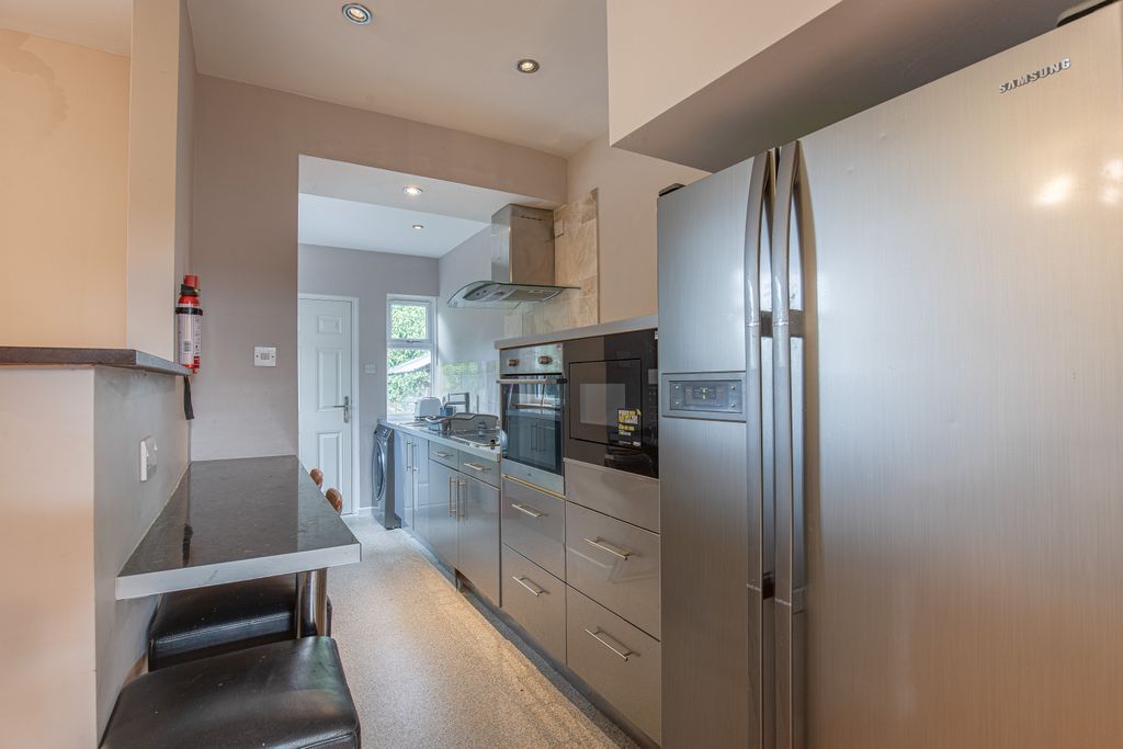 Property photo 3 of 14 Kitchenangle1