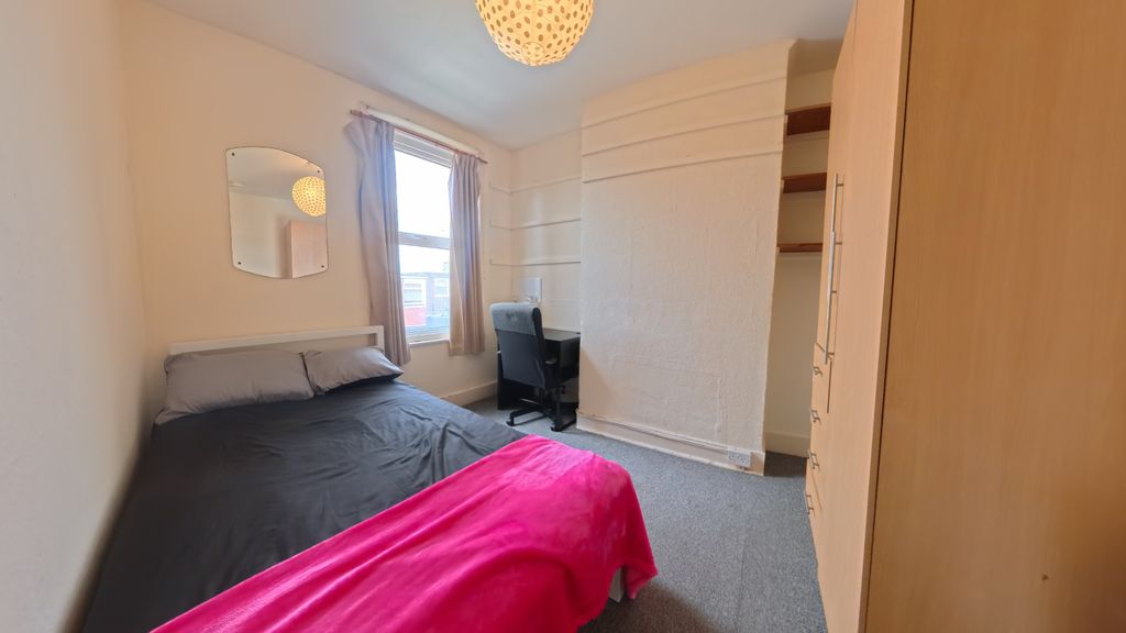 Property photo 3 of 11 Bed 4