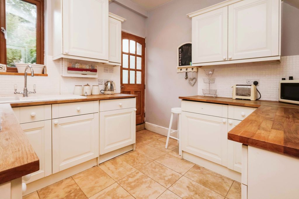 Property photo 3 of 17 Kitchen