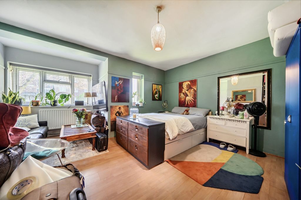 Property photo 1 of 9 Bedroom