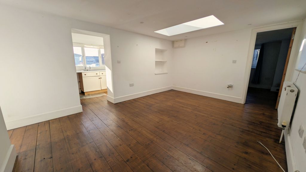 Property photo 3 of 11 Gallery