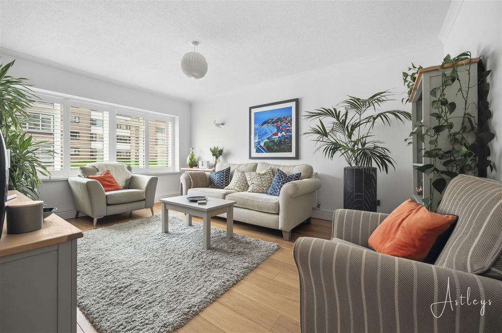 Property photo 3 of 14 Lounge