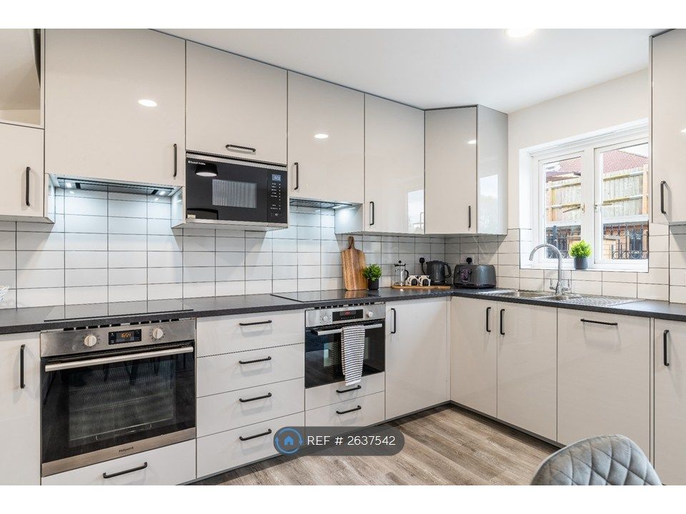 Property photo 3 of 18 Communal Kitchen