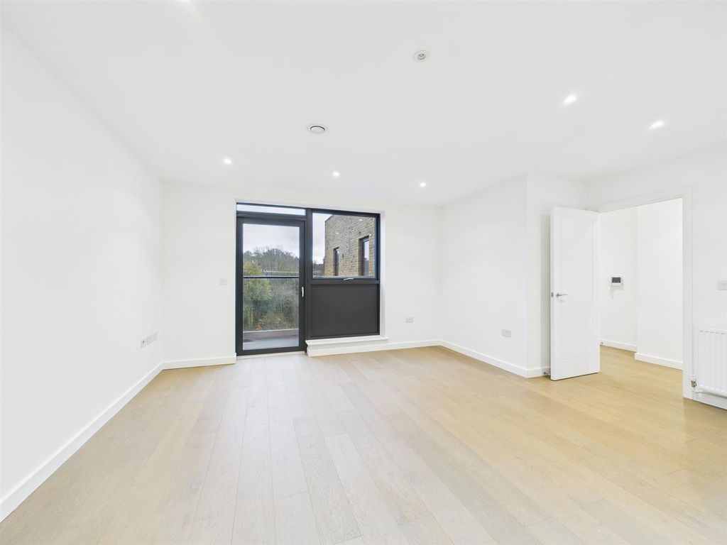 Property photo 2 of 10 Cam02885G0-Pr0516-Still002.Jpg