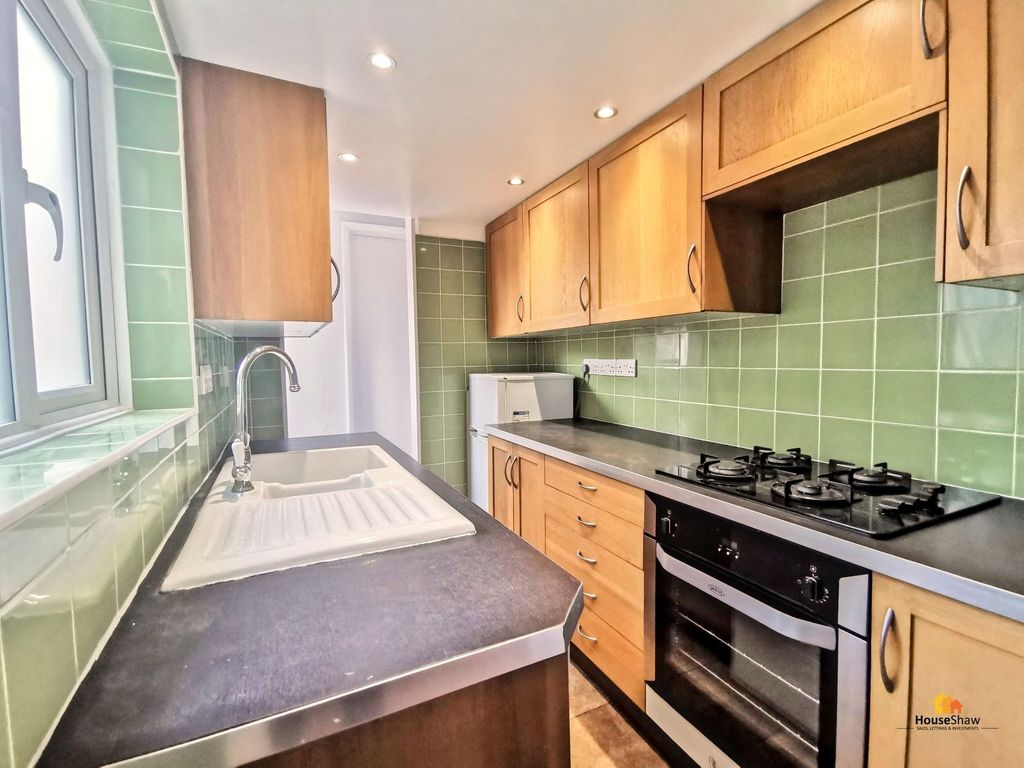 Property photo 1 of 10 Kitchen