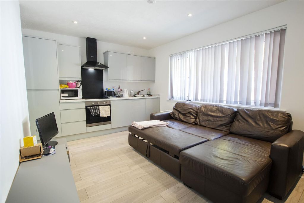 Property photo 1 of 12 Approach