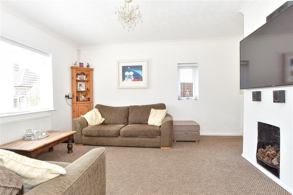 Property photo 3 of 11 Lounge