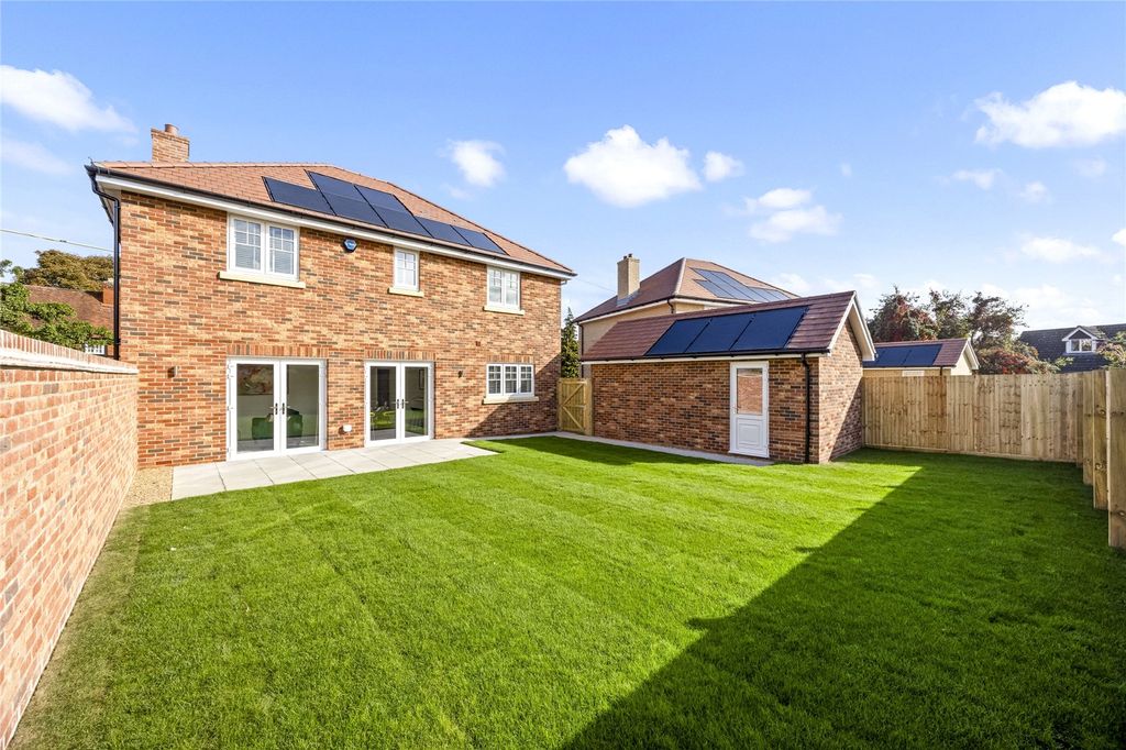 Property photo 2 of 18 Garden