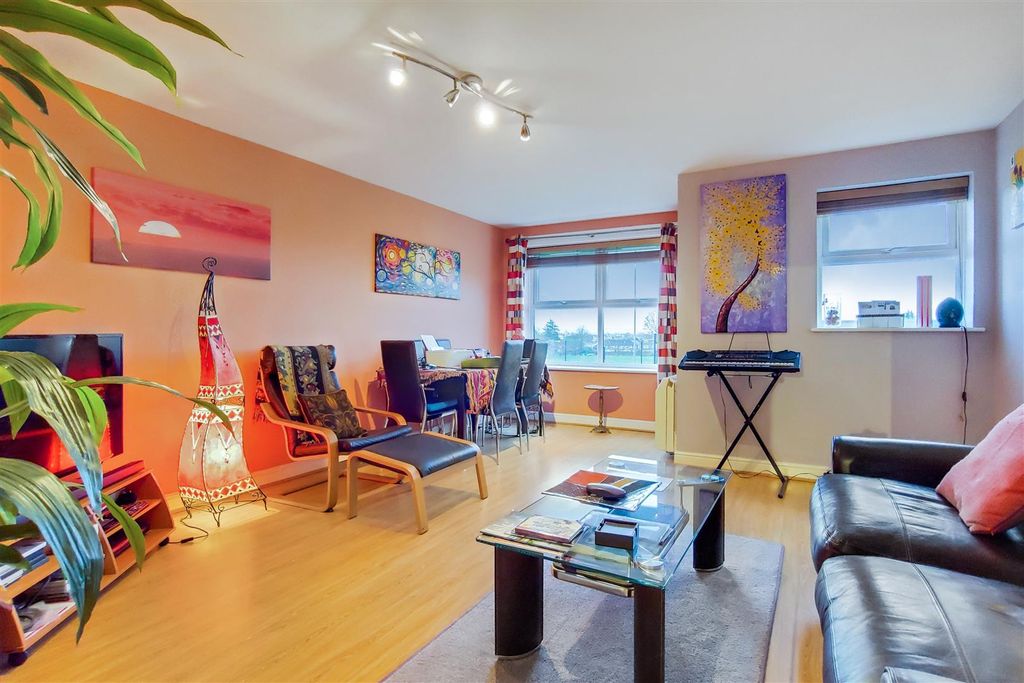 Property photo 2 of 11 Lounge