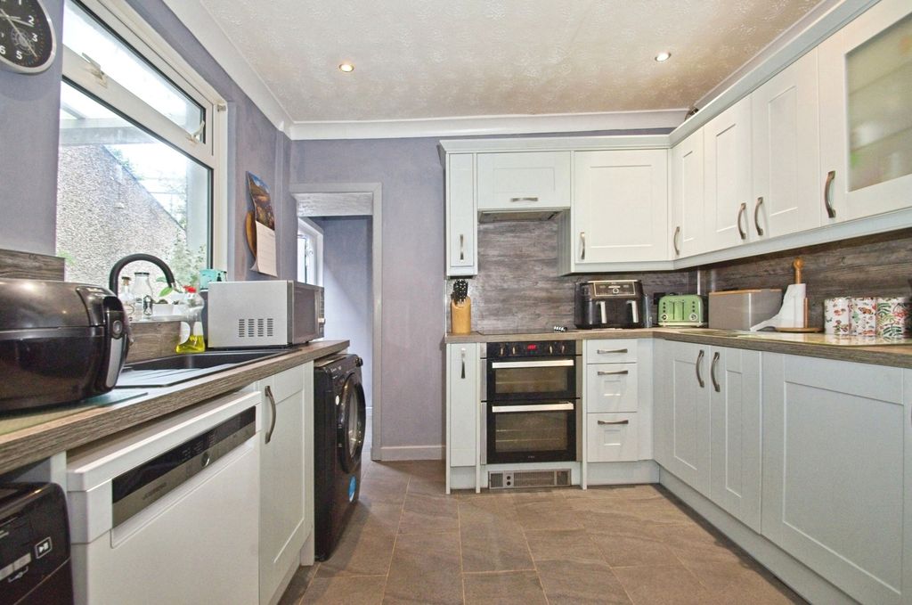 Property photo 3 of 16 Kitchen