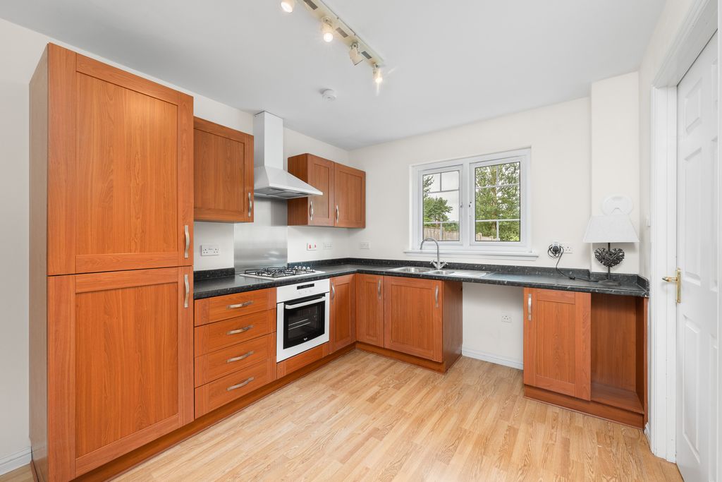 Property photo 2 of 19 16 Leyland Road 08