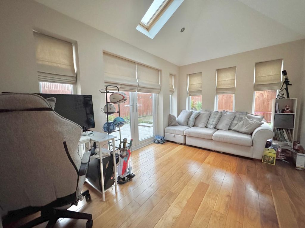 Property photo 3 of 11 3619d572-Ac2F-4Bd7-86Ff-1B0A34396E82