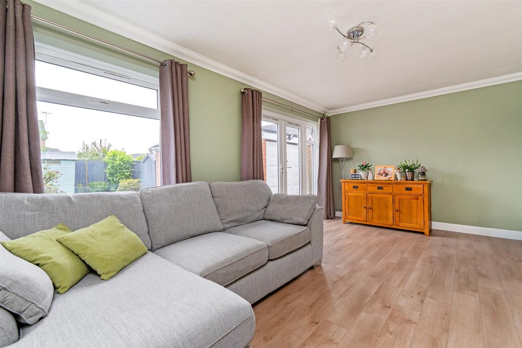 Property photo 3 of 15 Curlew Close-3.Jpg