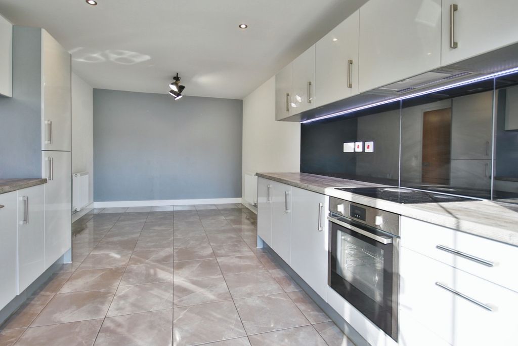 Property photo 2 of 16 3818356