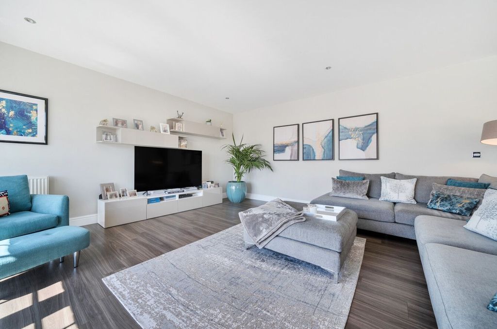 Property photo 3 of 21