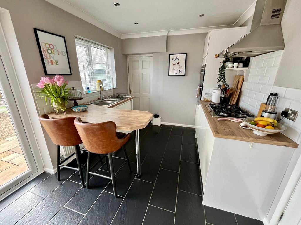 Property photo 3 of 20 Kitchen