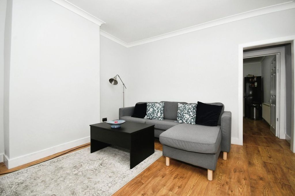 Property photo 3 of 17 Lounge