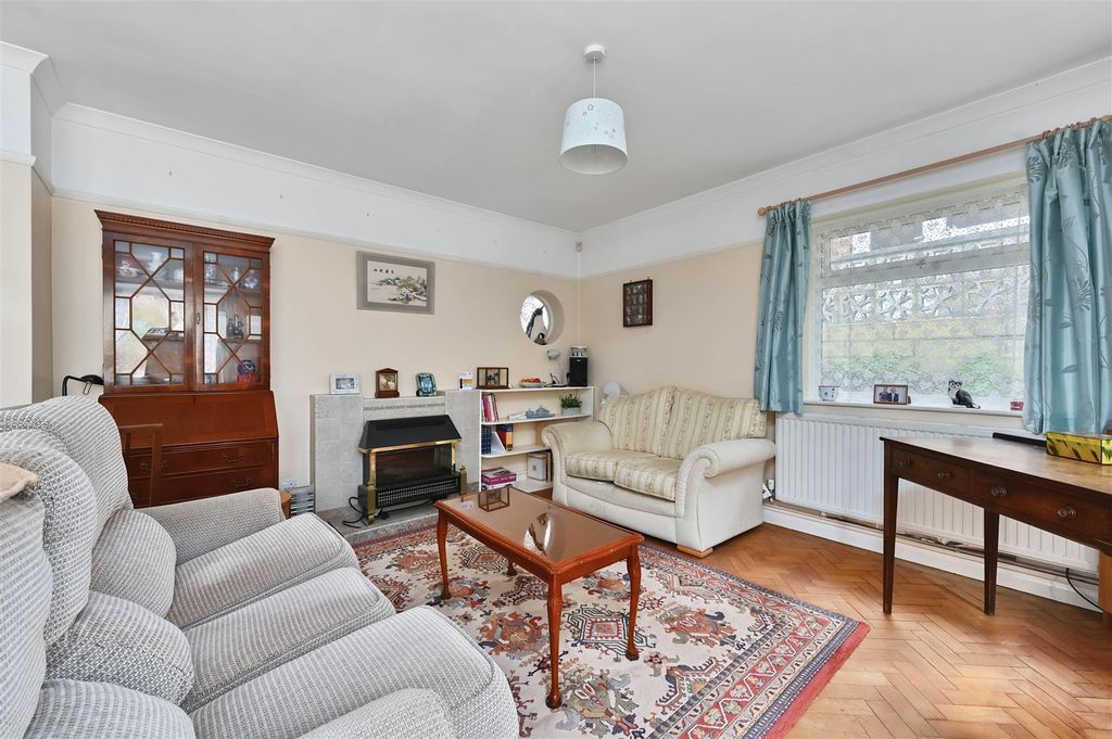 Property photo 2 of 14 30 St Peters Crescent - Tn402Eh - Photos (1).Jpg