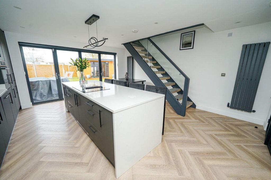 Property photo 2 of 25