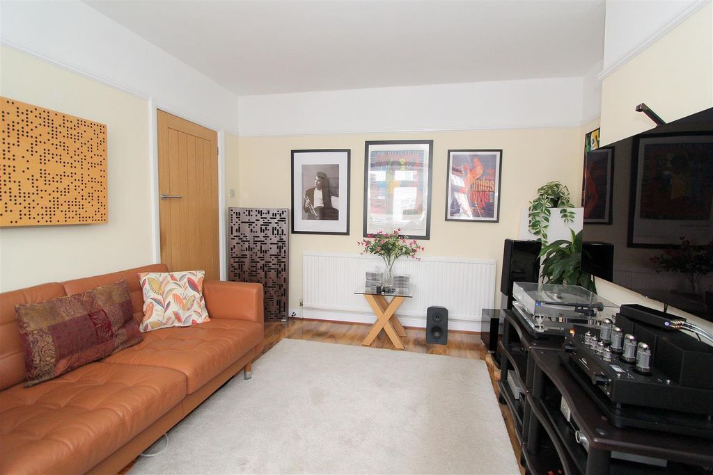 Property photo 3 of 24 Lounge B.Jpg