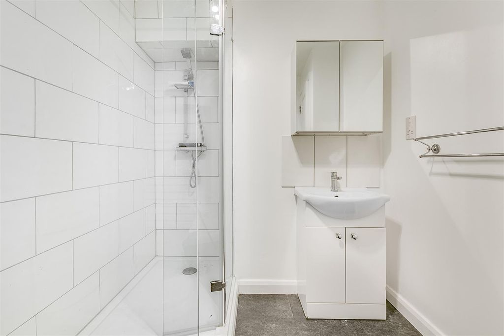 Property photo 2 of 9 Gff 137 Kingston Road Sw19 Bathroom 1B.Jpg