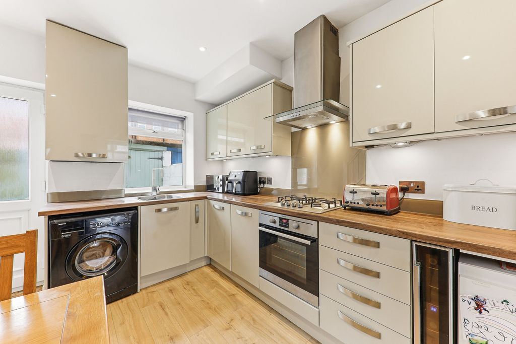Property photo 3 of 10 Kitchen