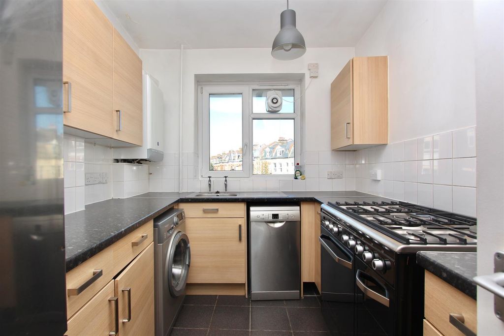 Property photo 2 of 6 Crawshay House, N16