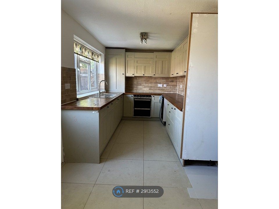 Property photo 3 of 11 Kitchen