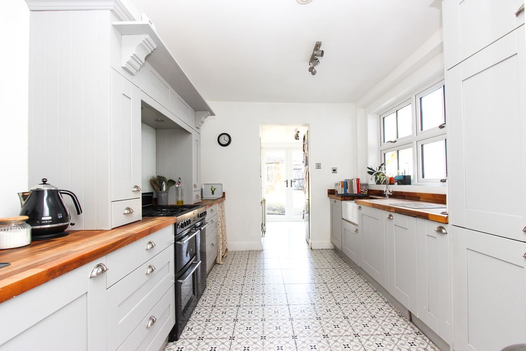 Property photo 3 of 21 Kitchen