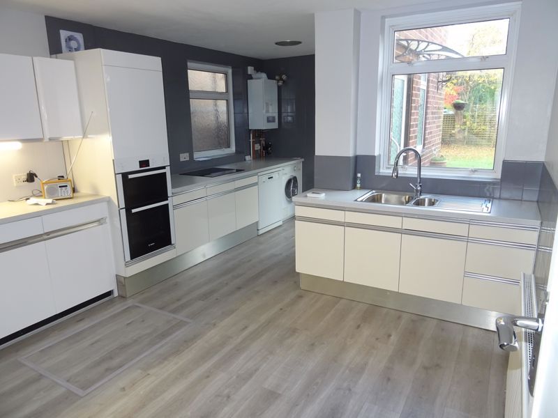 Property photo 3 of 11 Kitchen