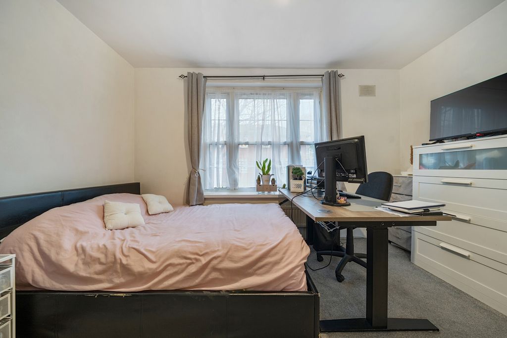 Property photo 2 of 17 Bedroom