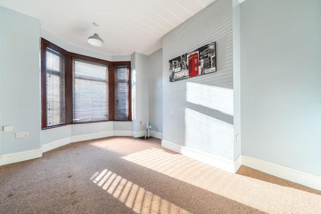 Property photo 2 of 13 1395740-8-695E518ce059B.Jpg