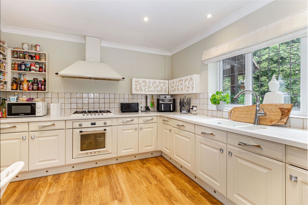 Property photo 3 of 34