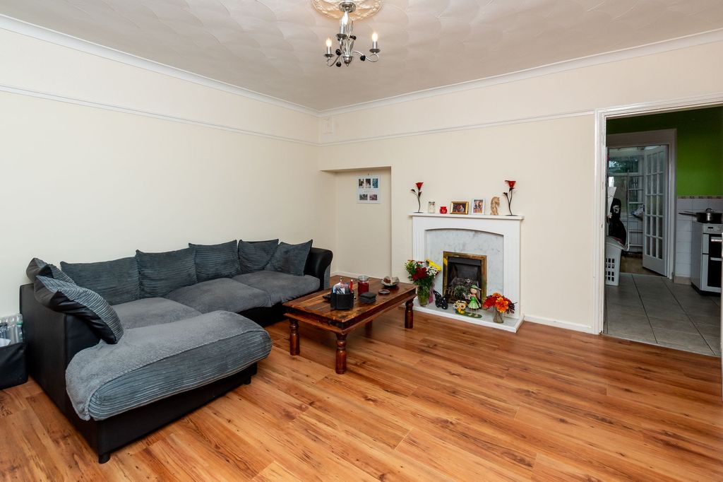 Property photo 2 of 27